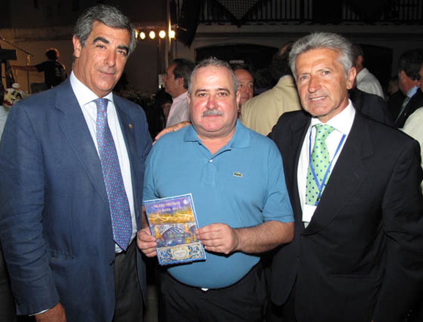 José Ramón Pineda, hermano mayor de la Soledad de San Lorenzo; Alfonso Orce, autor del Cartel de la Velá 2011, y José
González, de la Comisión Organizadora de la Velá.

Foto: Victoria Ramírez