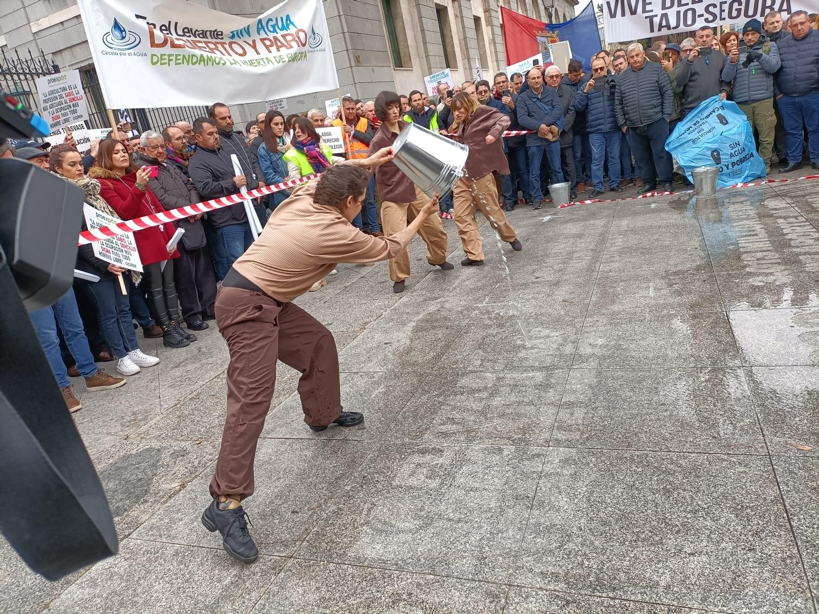 Vea en imágenes la concentración de los regantes ante el recorte del trasvase del Tajo-Segura