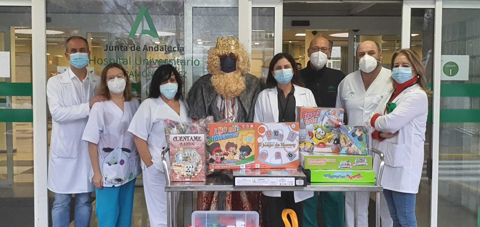 El Rey Mago de CSIF entrega regalos al hospital Juan Ramón Jiménez.