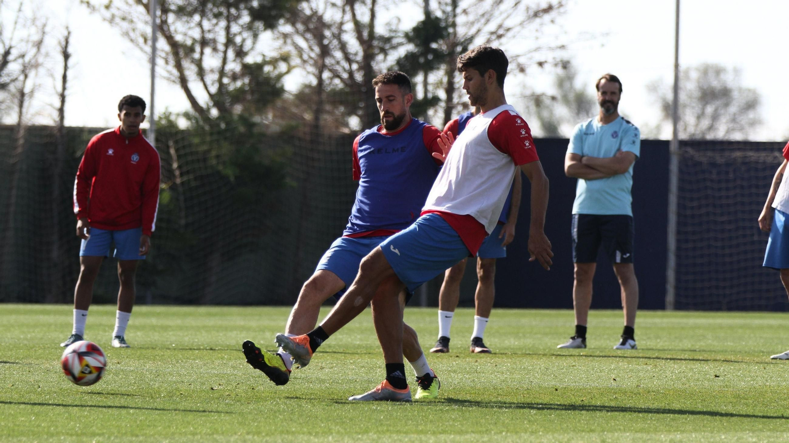 Julio Algar (d), en un entrenamiento en su etapa con la Minera.