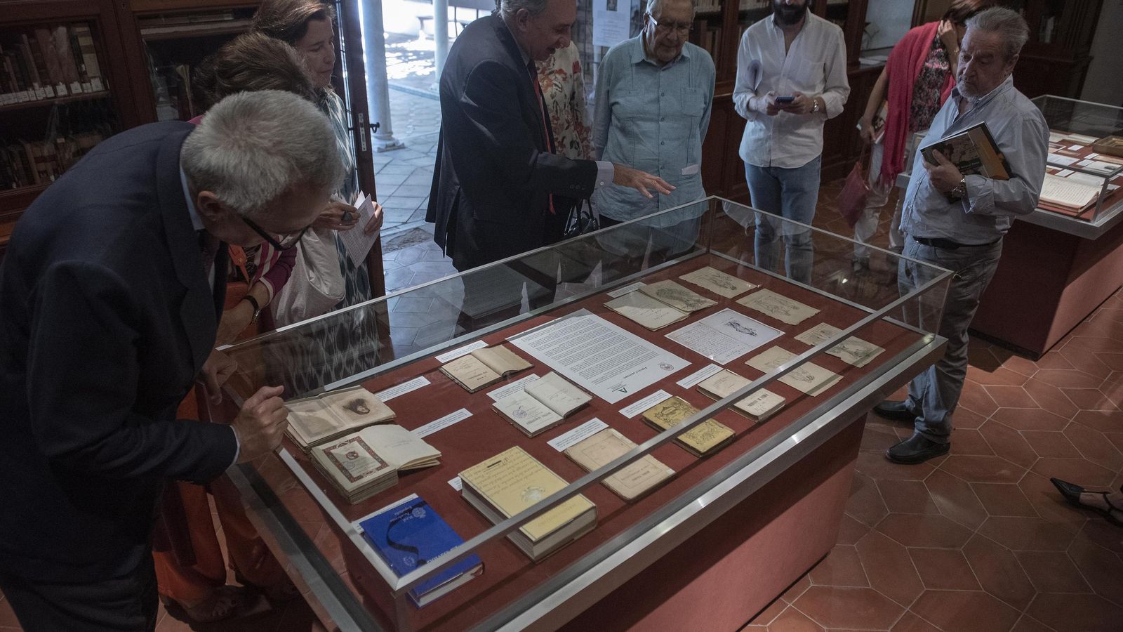 Antonio Caballos explica los contenidos de la exposición.