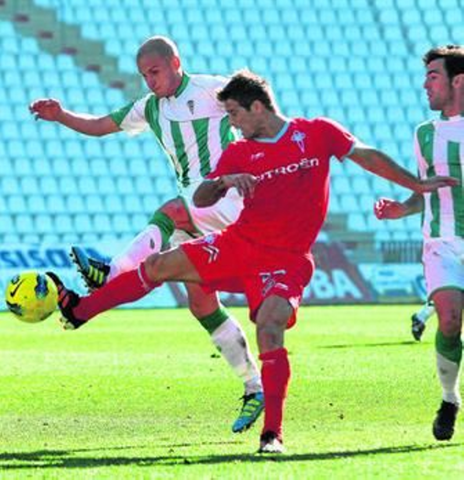 Javi Hervás atosiga a De Lucas en presencia de Fuentes en el Córdoba-Celta del pasado domingo.