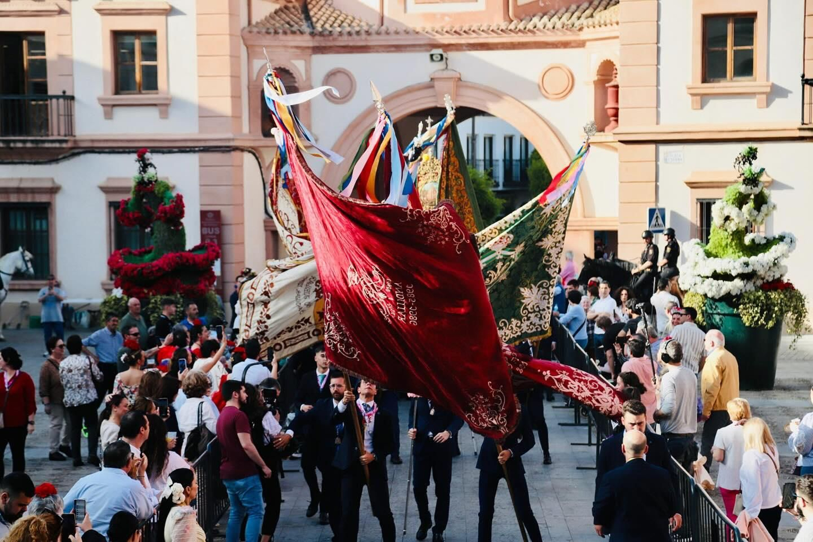Las flores a La Morenita llenan de color las calles de Andújar, en imágenes