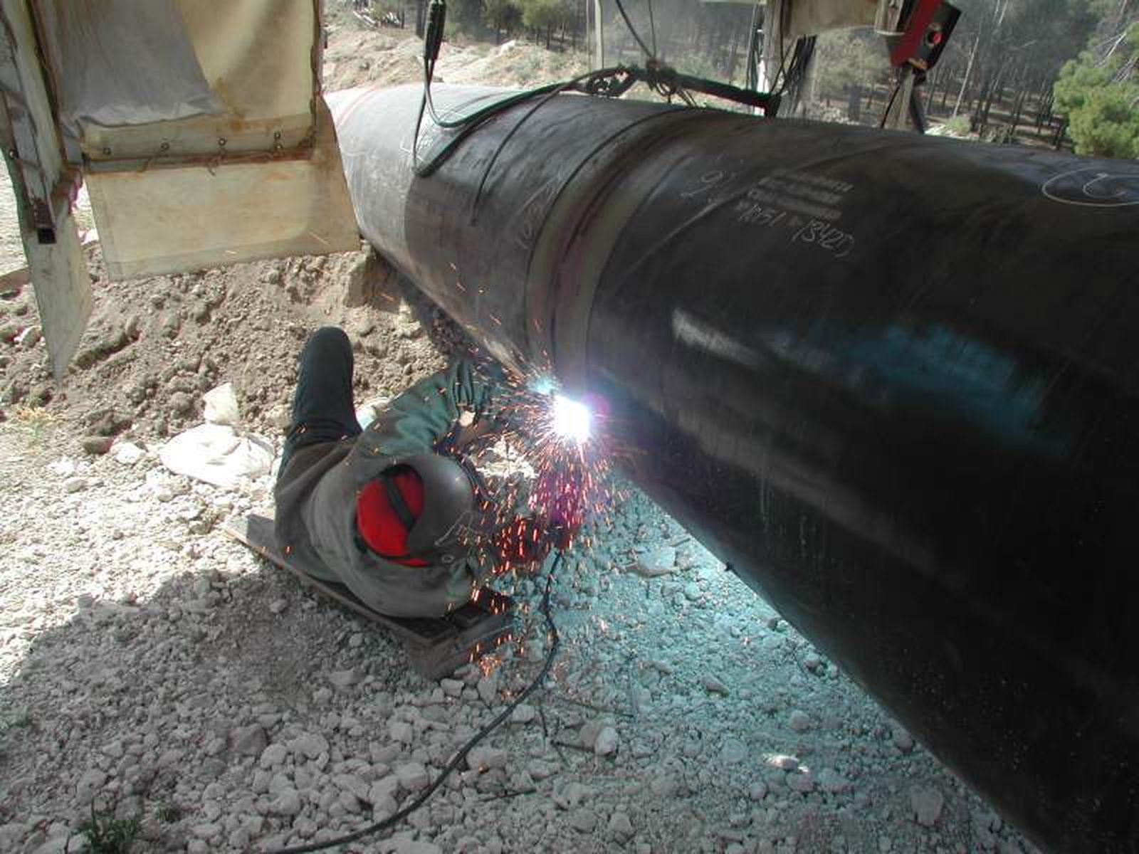 Un soldador realiza un trabajo en una obra