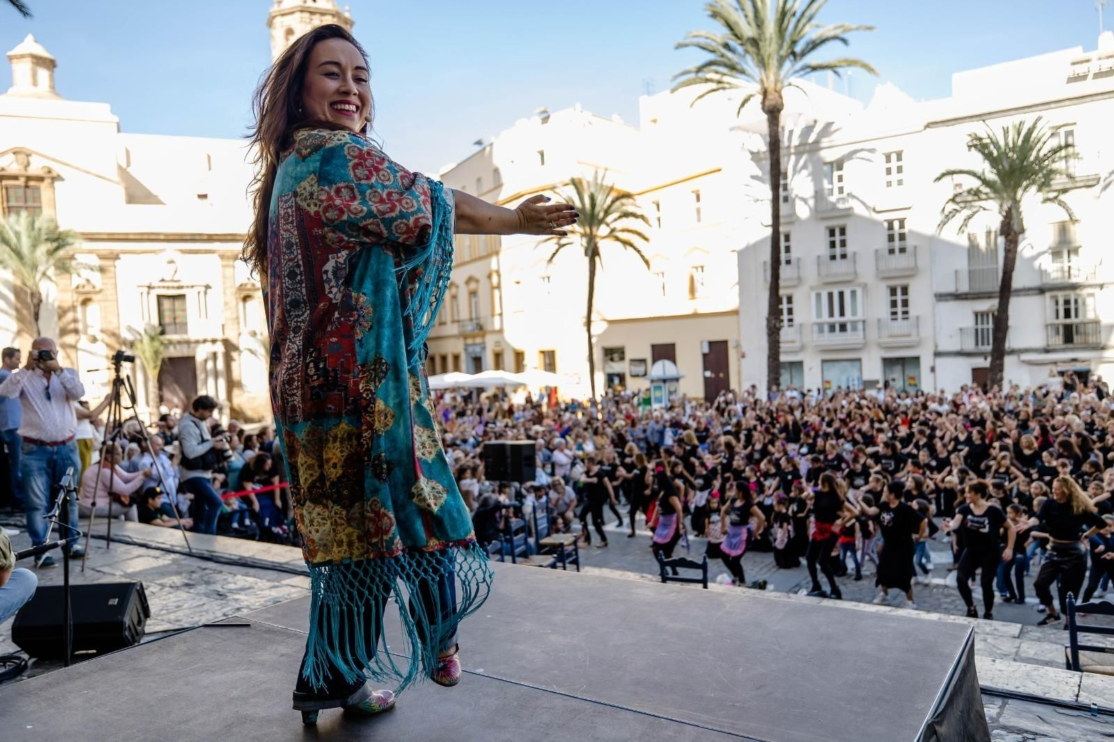 Enrcarna Anillo dirigiendo el flashmob del Festival Patrimonio Flamenco en la plaza de la Catedral.