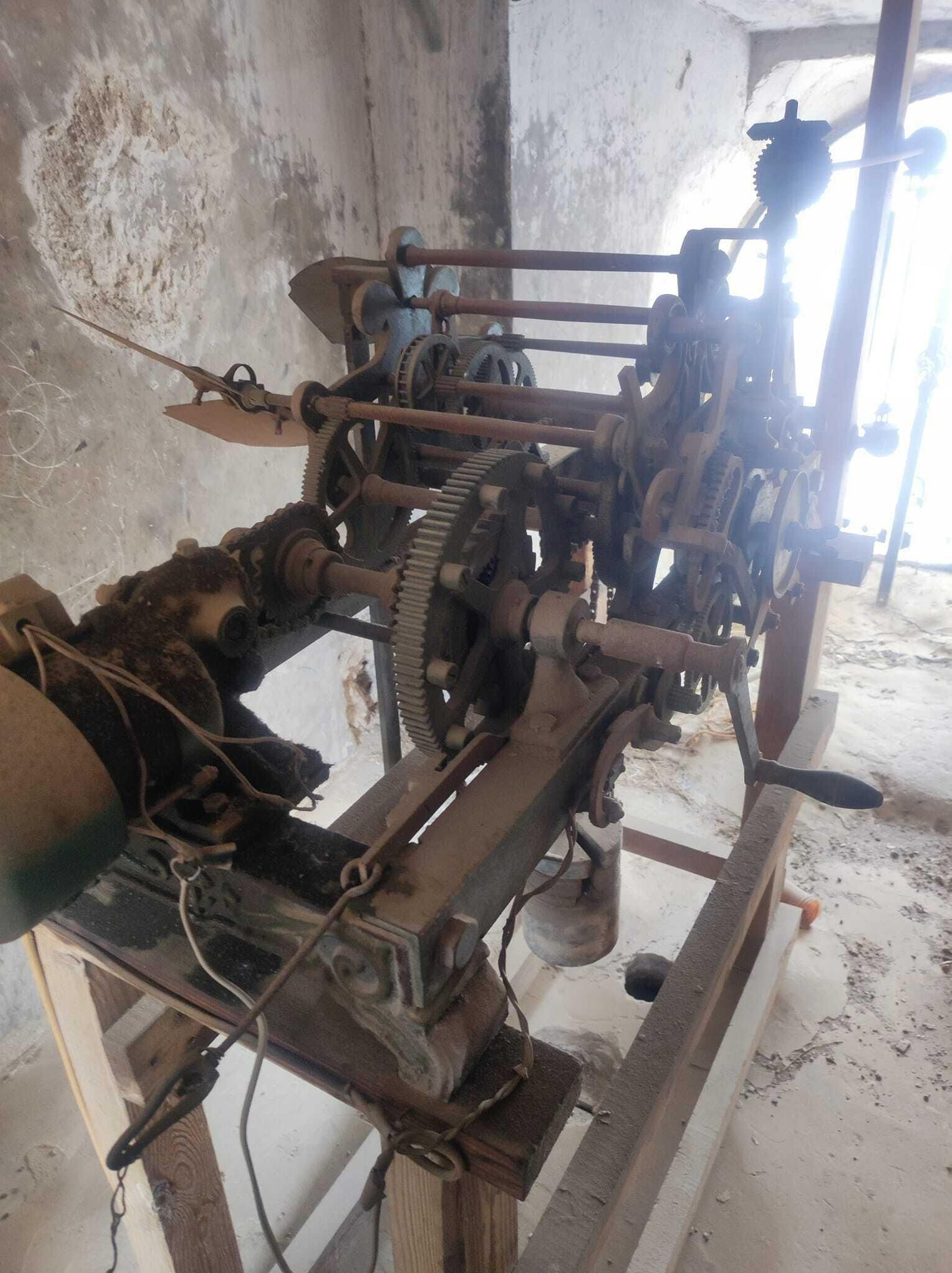 Estado que presenta el reloj de este templo de Olula.