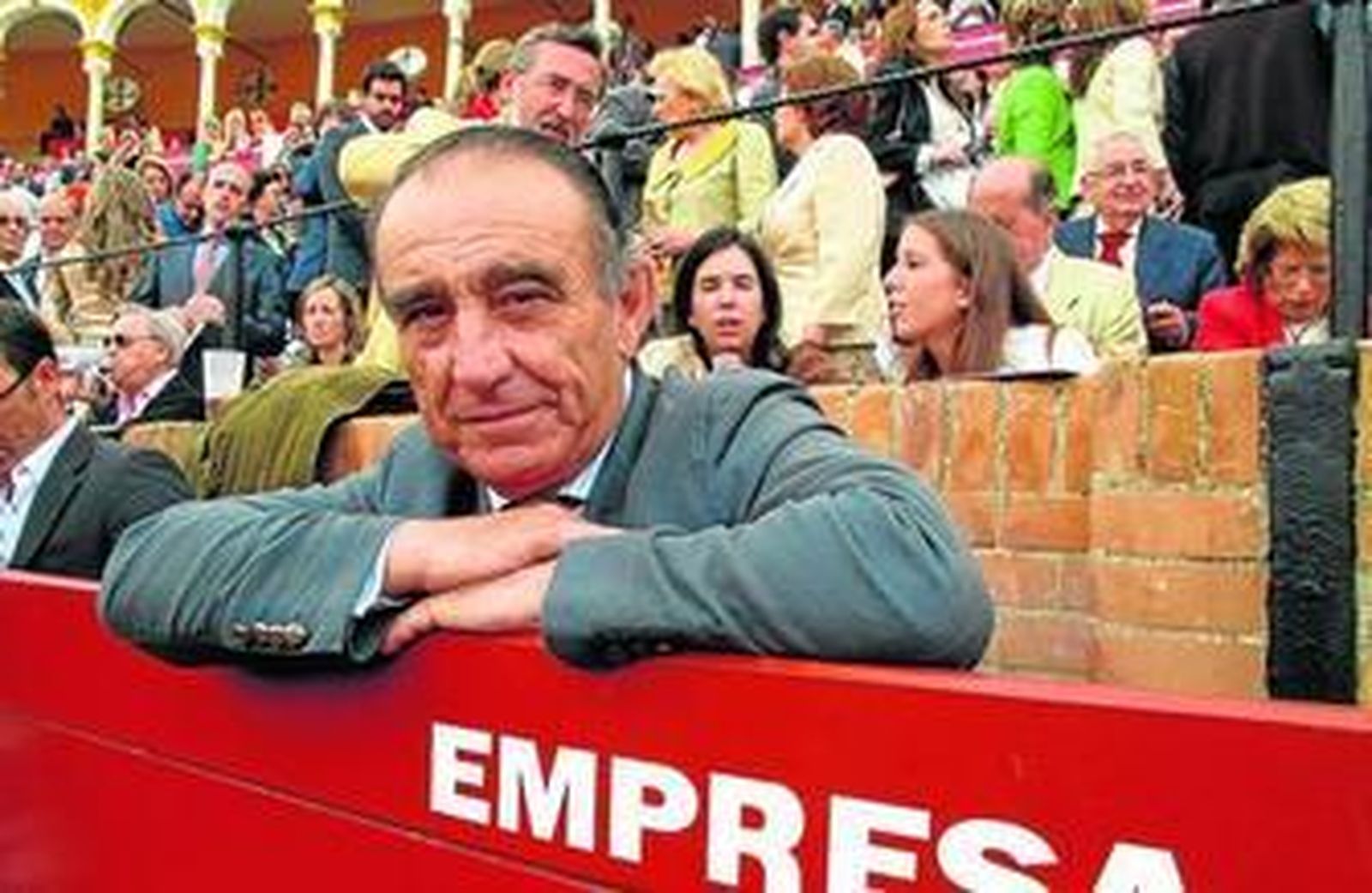 El ganadero Ricardo Gallardo, en el callejón de la Real Maestranza de Sevilla.