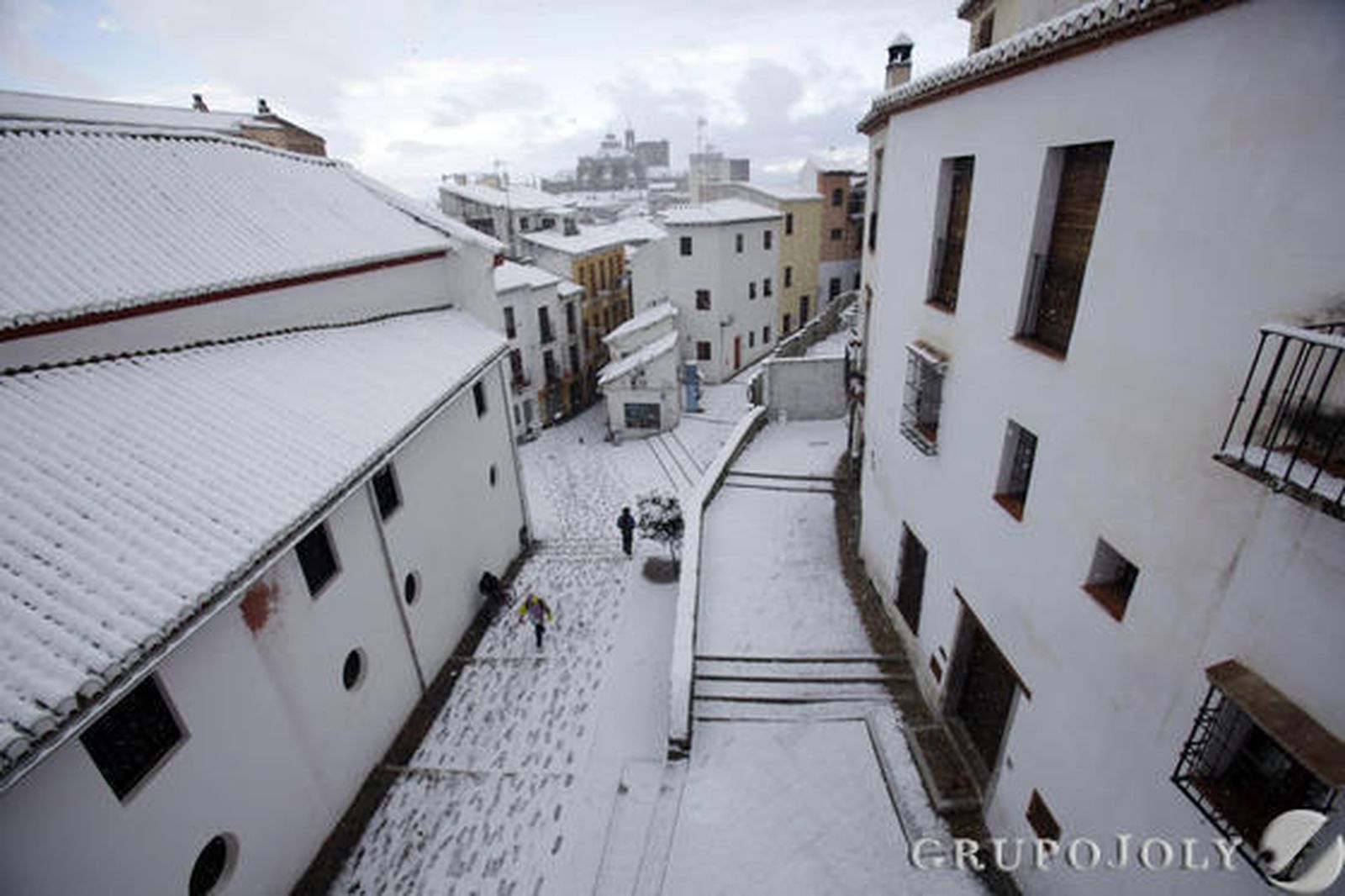 La nieve blanqueó la ciudad en la festividad del 28-F y provocó hasta 200 incidencias.  Foto: Lucia Rivas