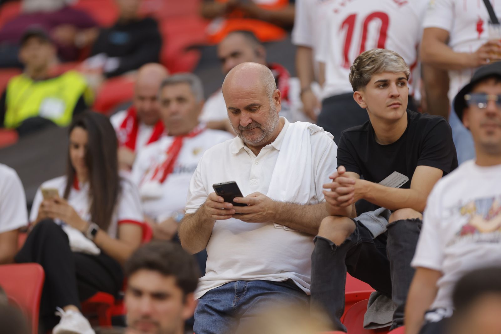 Búscate en las fotos del Sevilla-Roma