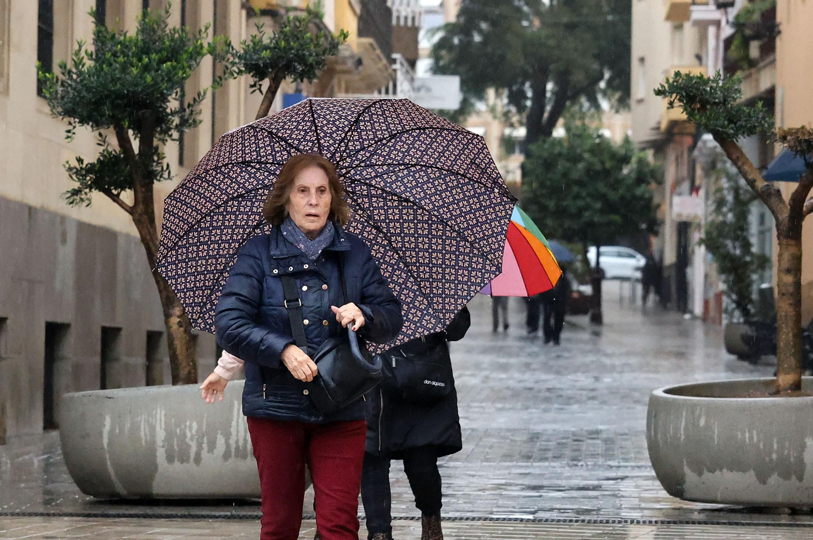 Imágenes de una mañana lluviosa en la capital