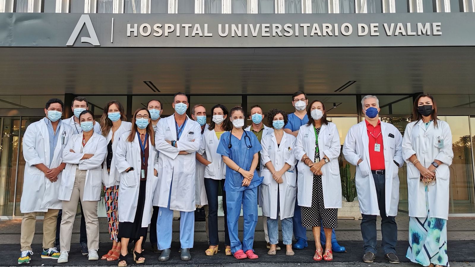 Equipo multidisciplinar con la directora gerente del Hospital Universitario de Valme a la derecha, María Jesús Pareja.