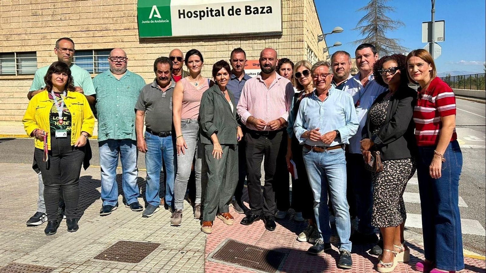 Mª Ángeles Prieto y Manuel Gavilán junto a representantes locales de la zona Norte, sindicatos y miembros de la Plataforma ciudadana en defensa del Hospital de Baza