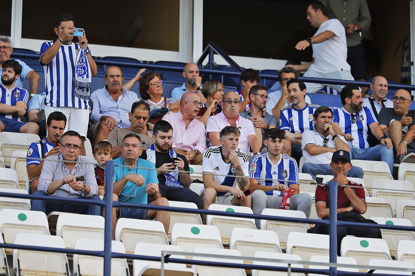 Imágenes del ambiente en el Recreativo de Huelva y Antequera CF