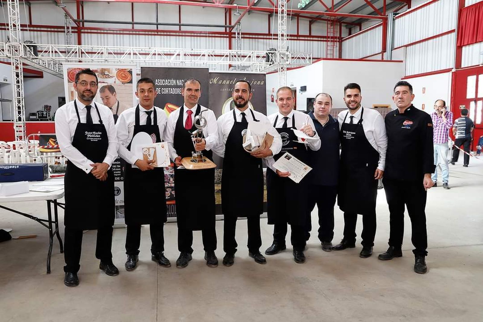 Los mejores cortadores de jamón de toda España participan en un concurso nacional en Huétor Tájar