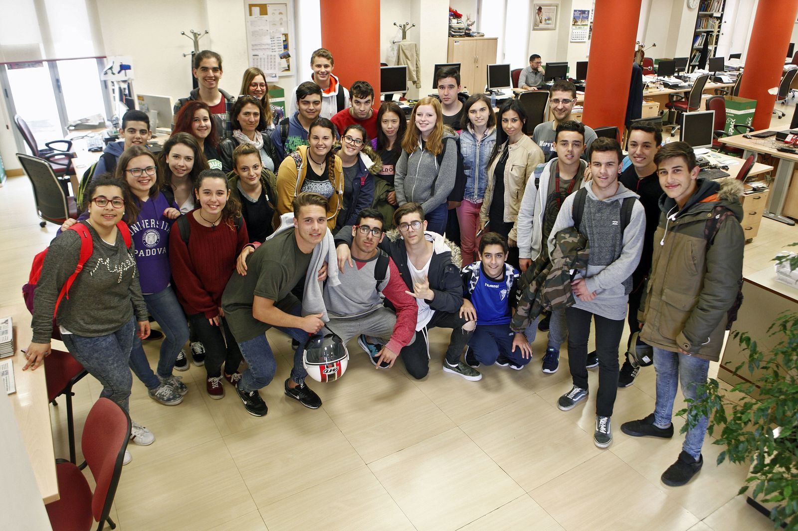 Visita del colegio columela a la redaccion de diario de Cadiz (22-04-2016)