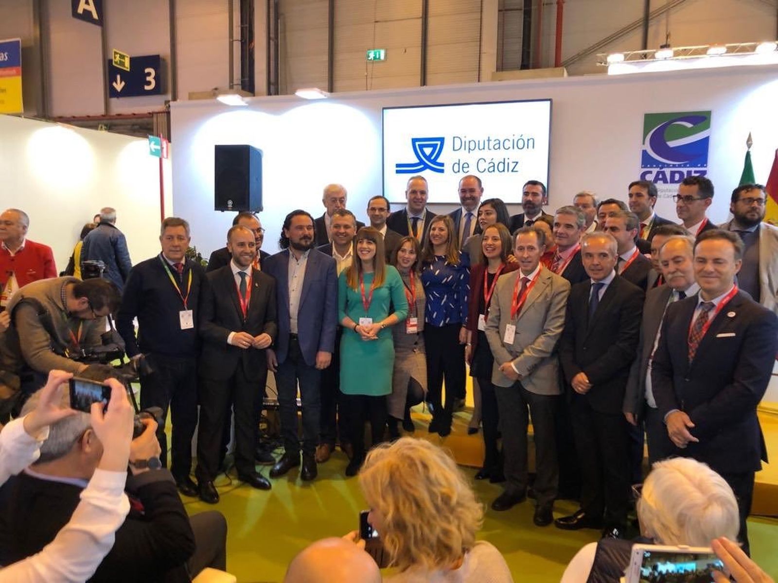 Foto de grupo de la presidenta provincial con un buen número de alcaldes gaditanos.