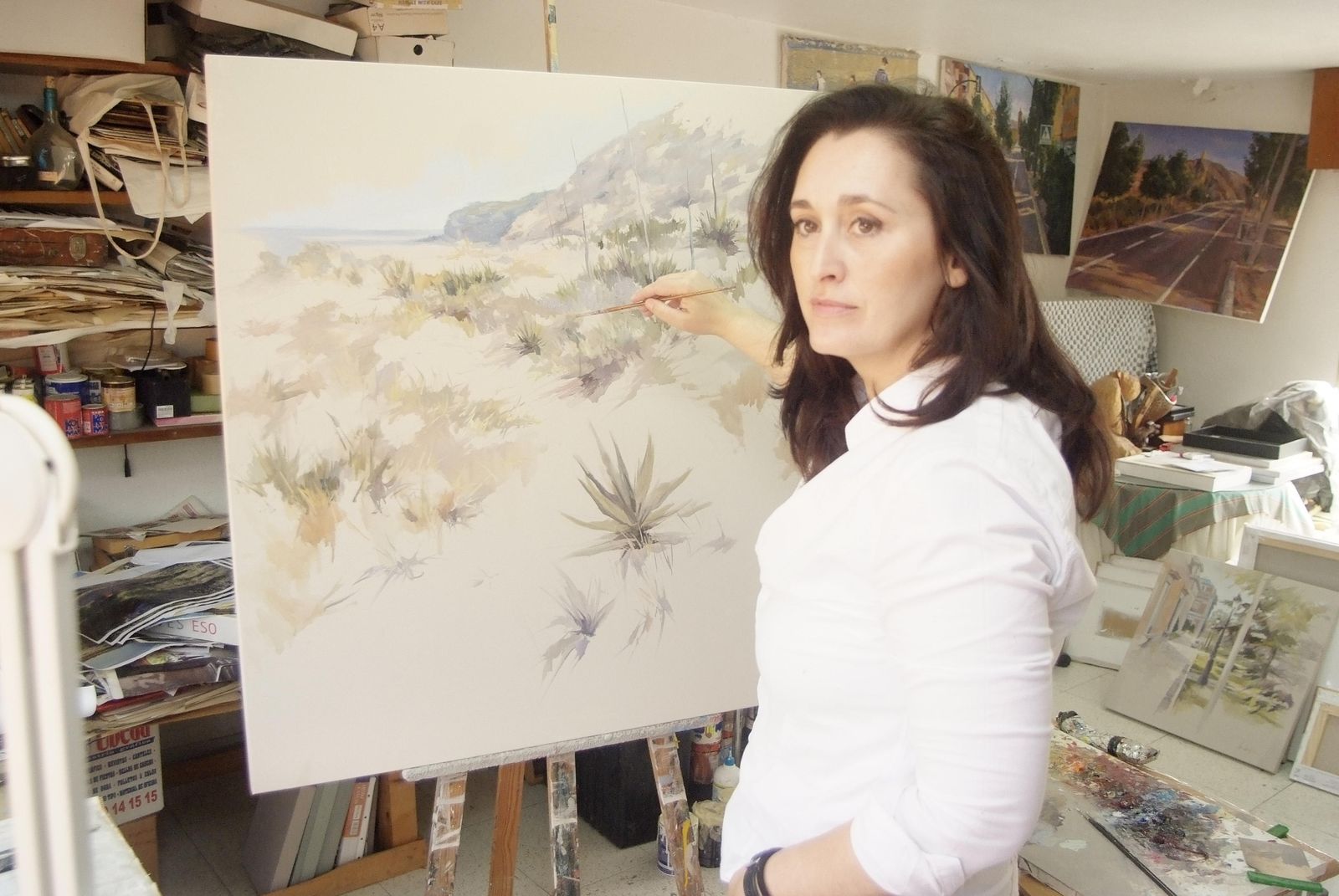 Ana Sánchez Lucas en su estudio pintando una de sus obras.