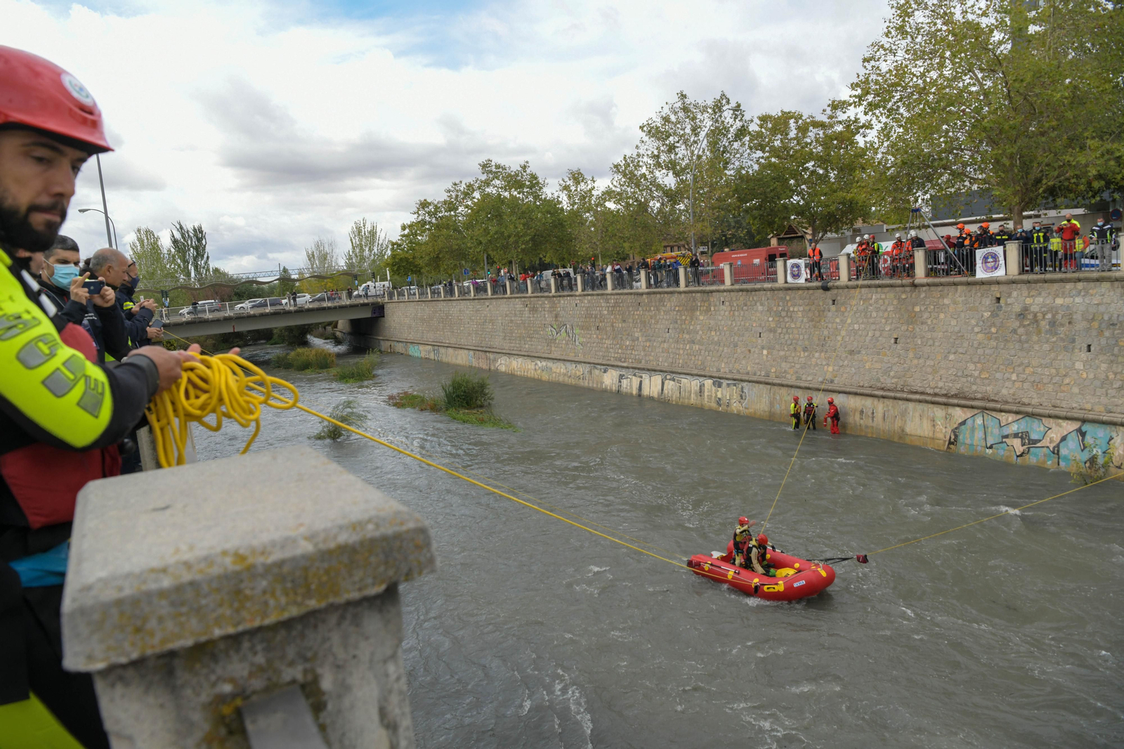 Fotos: Las mejores imágenes del simulacro de rescate de un coche accidentado en el río Genil de Granada