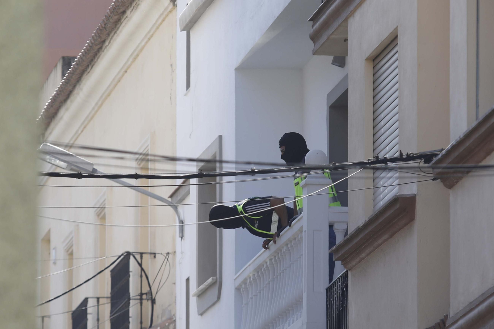 Fotos del operativo contra el tráfico de drogas en la barriada de La Bajadill, en Algeciras