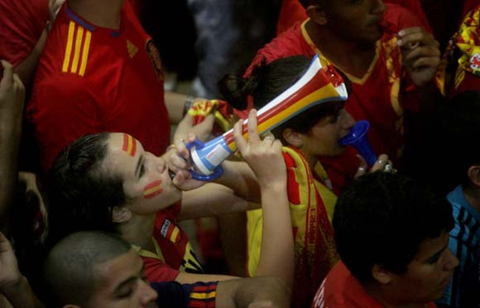 Todos los aficionados salieron a la calle a celebrar la victoria del Mundial vestidos con los colores de la selección

Foto: J.M. Quinones