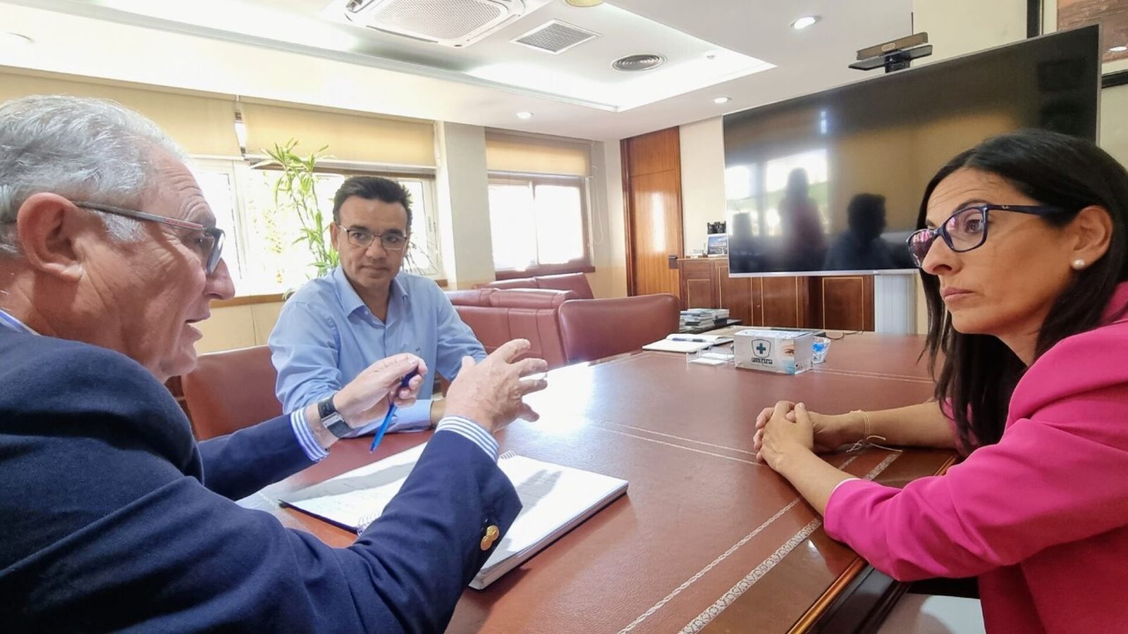El presidente de la Autoridad Portuaria de Almería (APA), Jesús Caicedo; el director de la APA, José Rafael Díaz; y la directora del PITA, Alejandra Carreño.