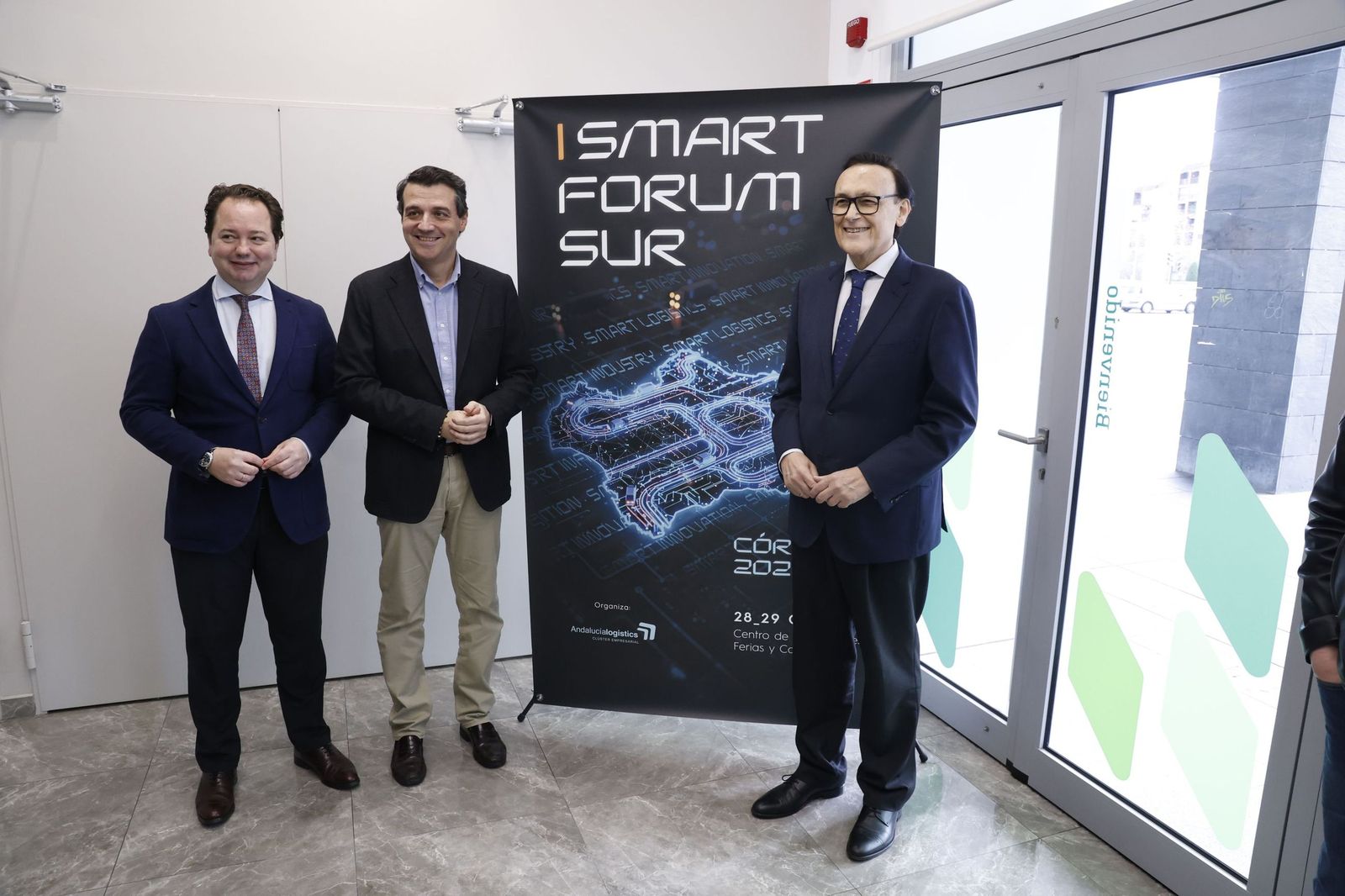 El consejero de Universidad, Investigación e Innovación de la Junta de Andalucía, José Carlos Gómez Villamandos (d), junto al presidente del Clúster  Andalucía Logistics, Miguel Ángel Tamarit (i) y el alcalde de Córdoba , José María Bellido, posan en una foto antes de participar en la presentación del 'I Smart Forum Sur'.