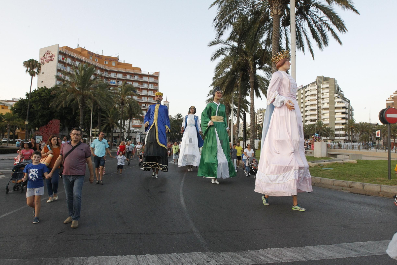 Fotogalería gigantes y cabezudos. Feria de Almería 2019