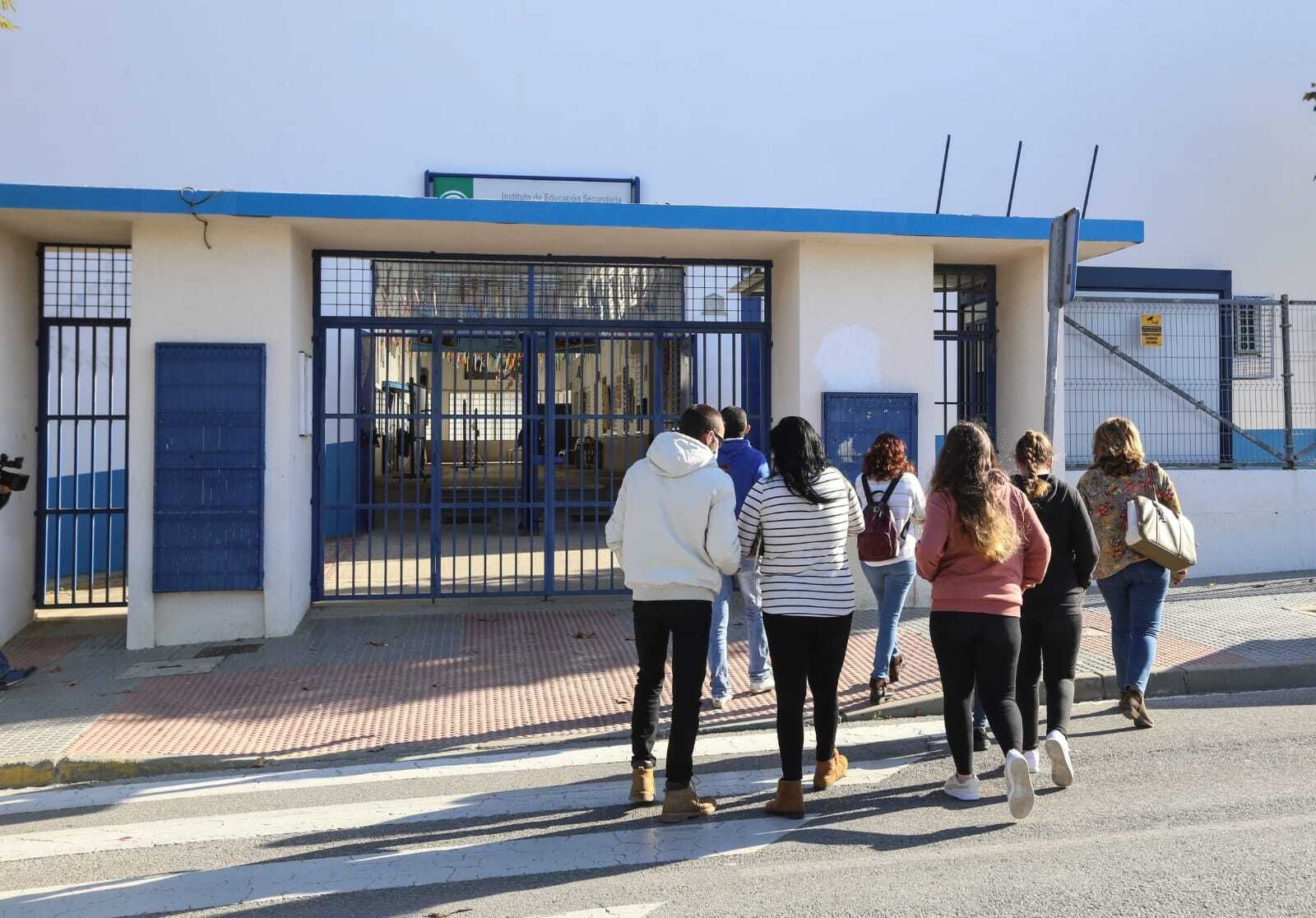 Los padres y las jóvenes entran en el centro educativo Fernando Quiñones para hablar con la directora.
