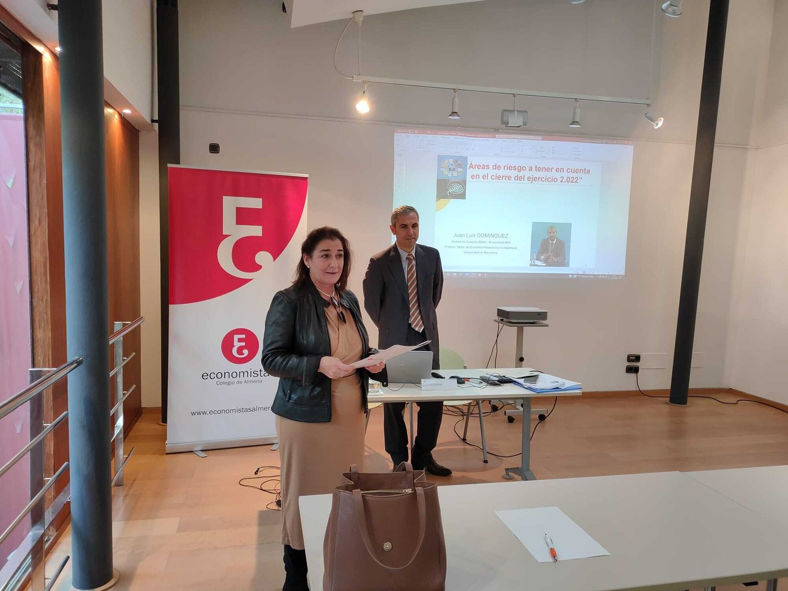 Sesión en el Colegio de Economistas de Almería.