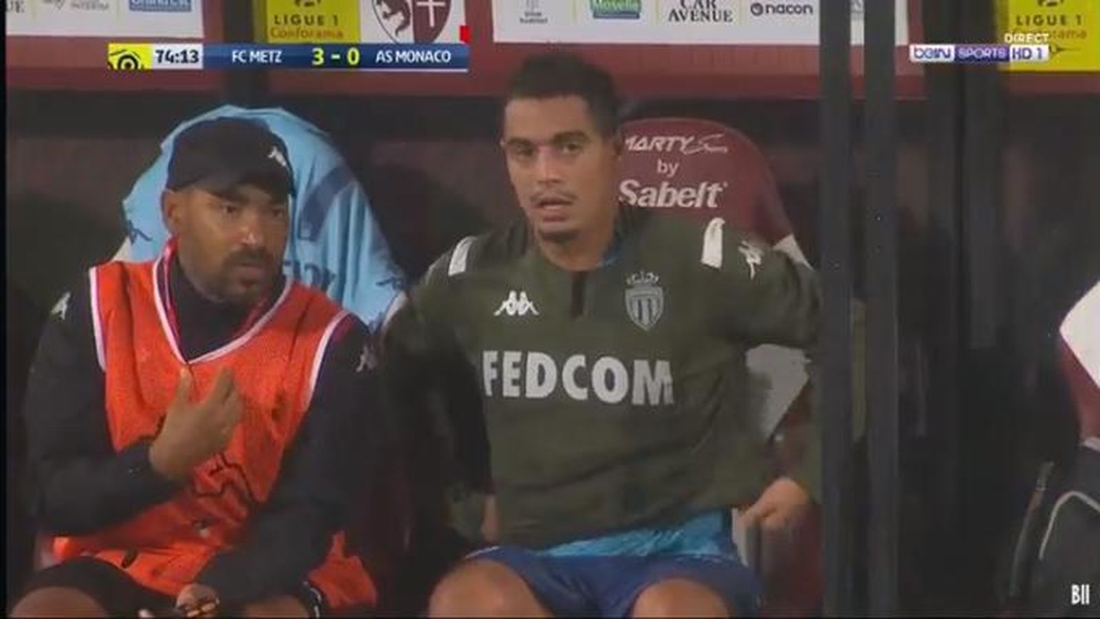 Ben Yedder, cariacontecido en el banquillo tras abandonar el campo ya con 3-0.