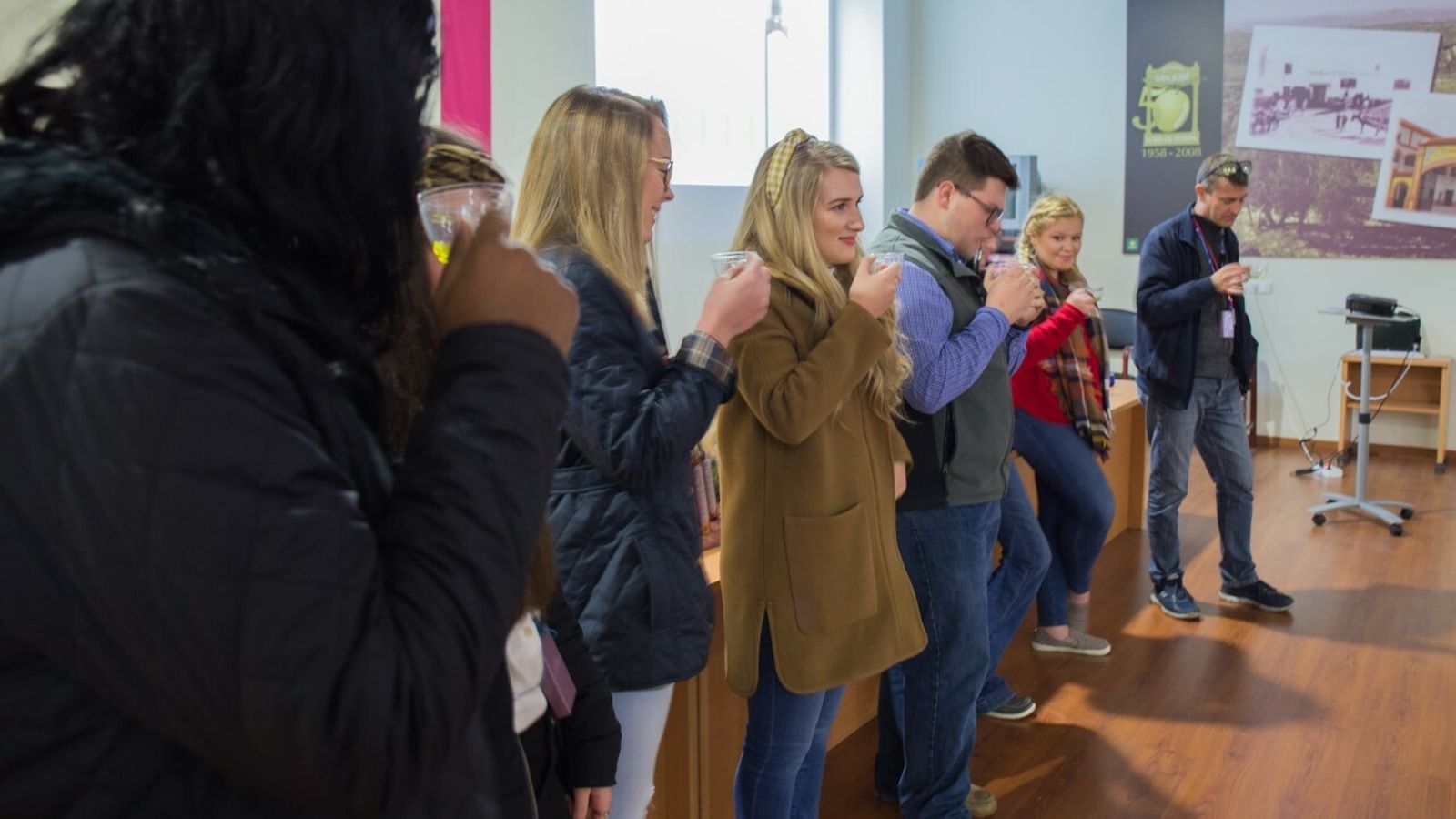 En una cata, en la Escuela del Aceite, con la que cuenta la almazara San José.