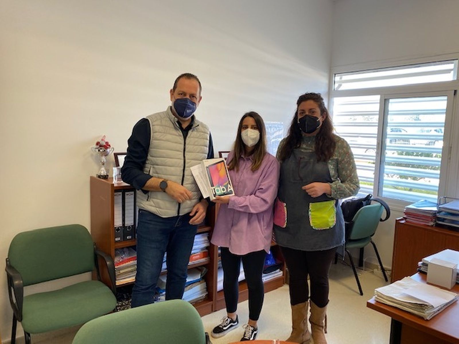 Profesional y docentes del programa de promoción de educación inclusiva.