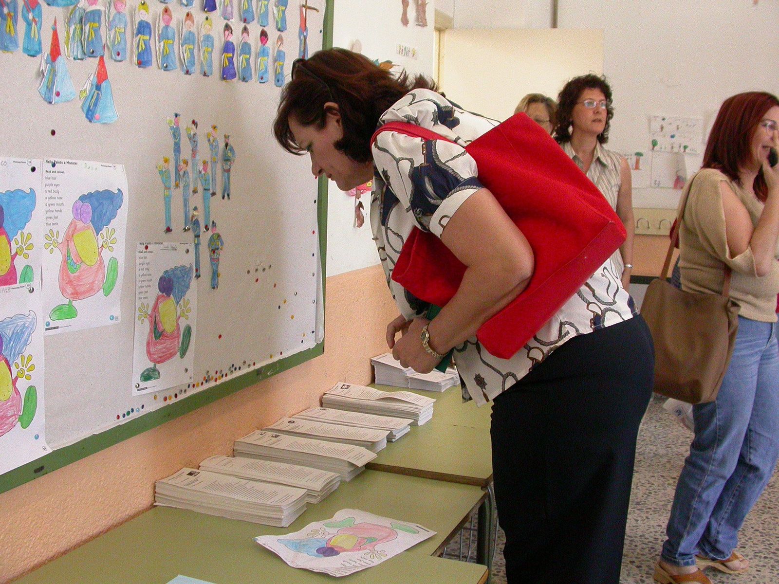 Una vecina de Dos Hermanas elige su papeleta en un colegio electoral en las elecciones municipales de 2015.
