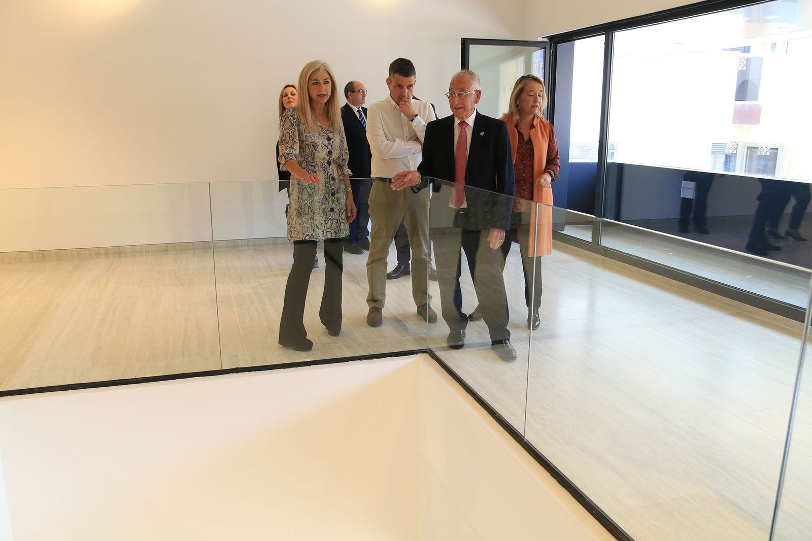 Gabriel y Patricia del Pozo junto a otros miembros del equipo de gobierno en la primera planta del futuro Museo Histórico de Roquetas.