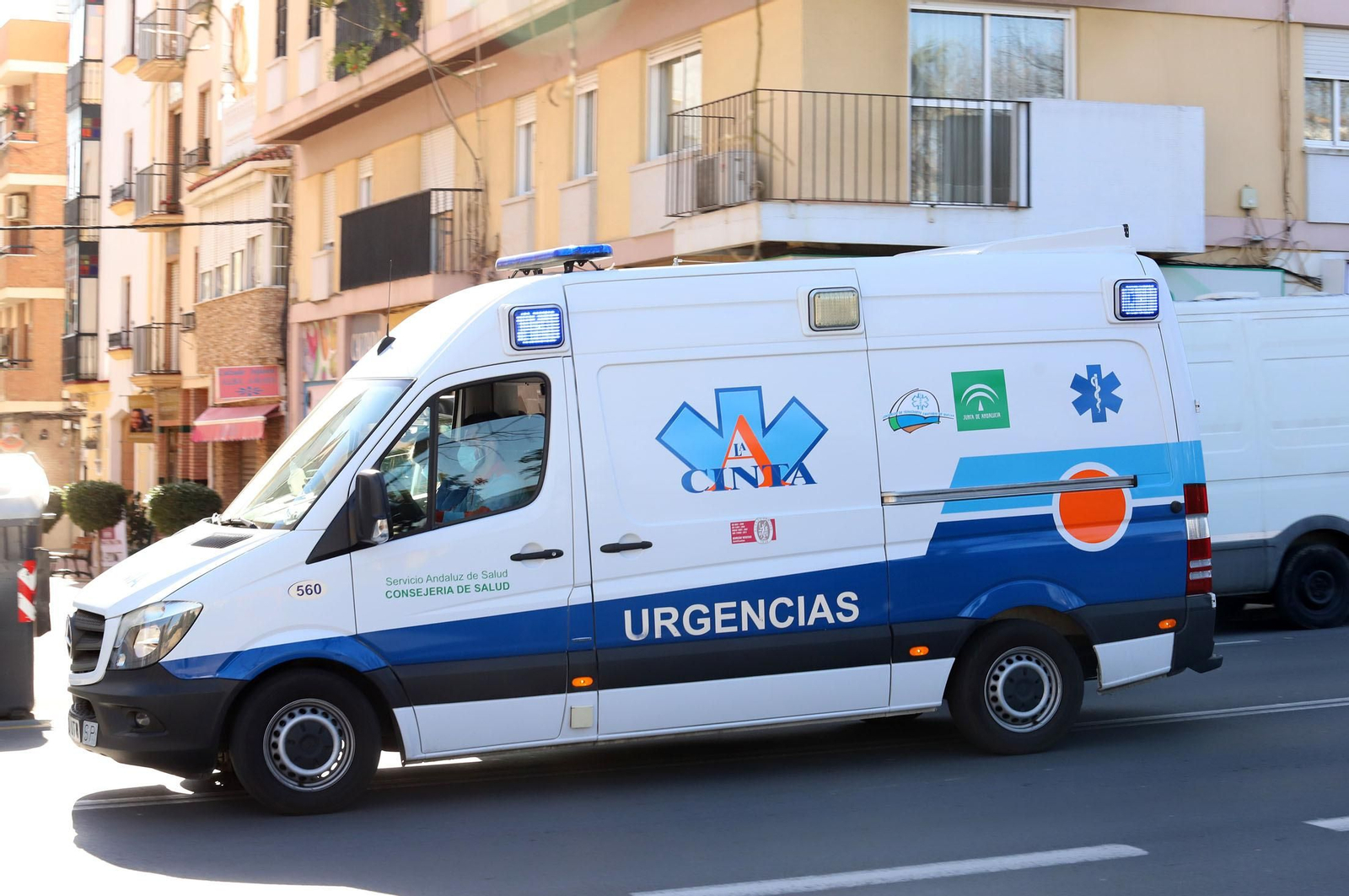 Una ambulancia recorre una calle de la capital onubense durante el día de ayer.