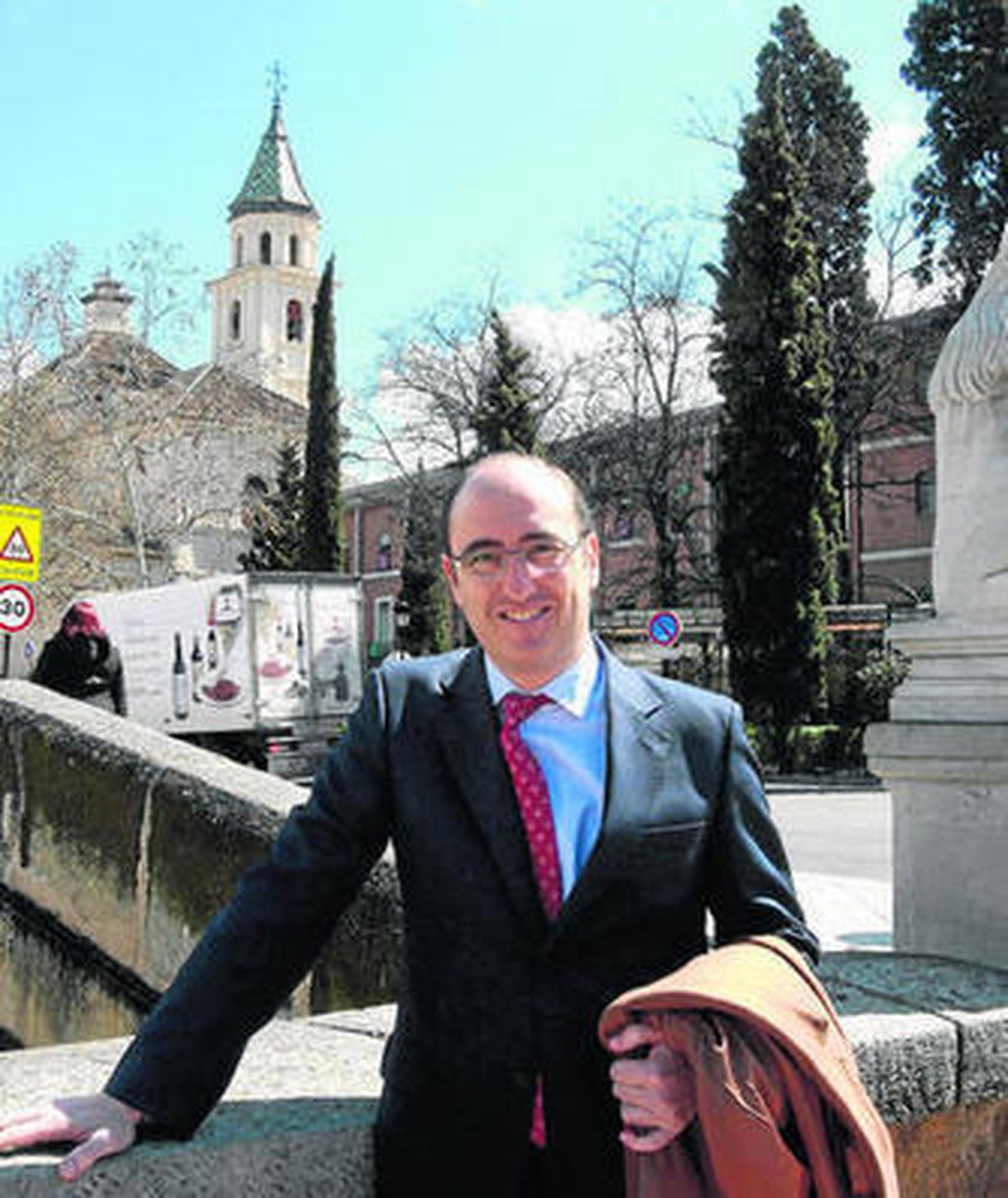 Juan García Montero, hermano de la Cena, en dos escenarios de la carrera oficial de Granada.