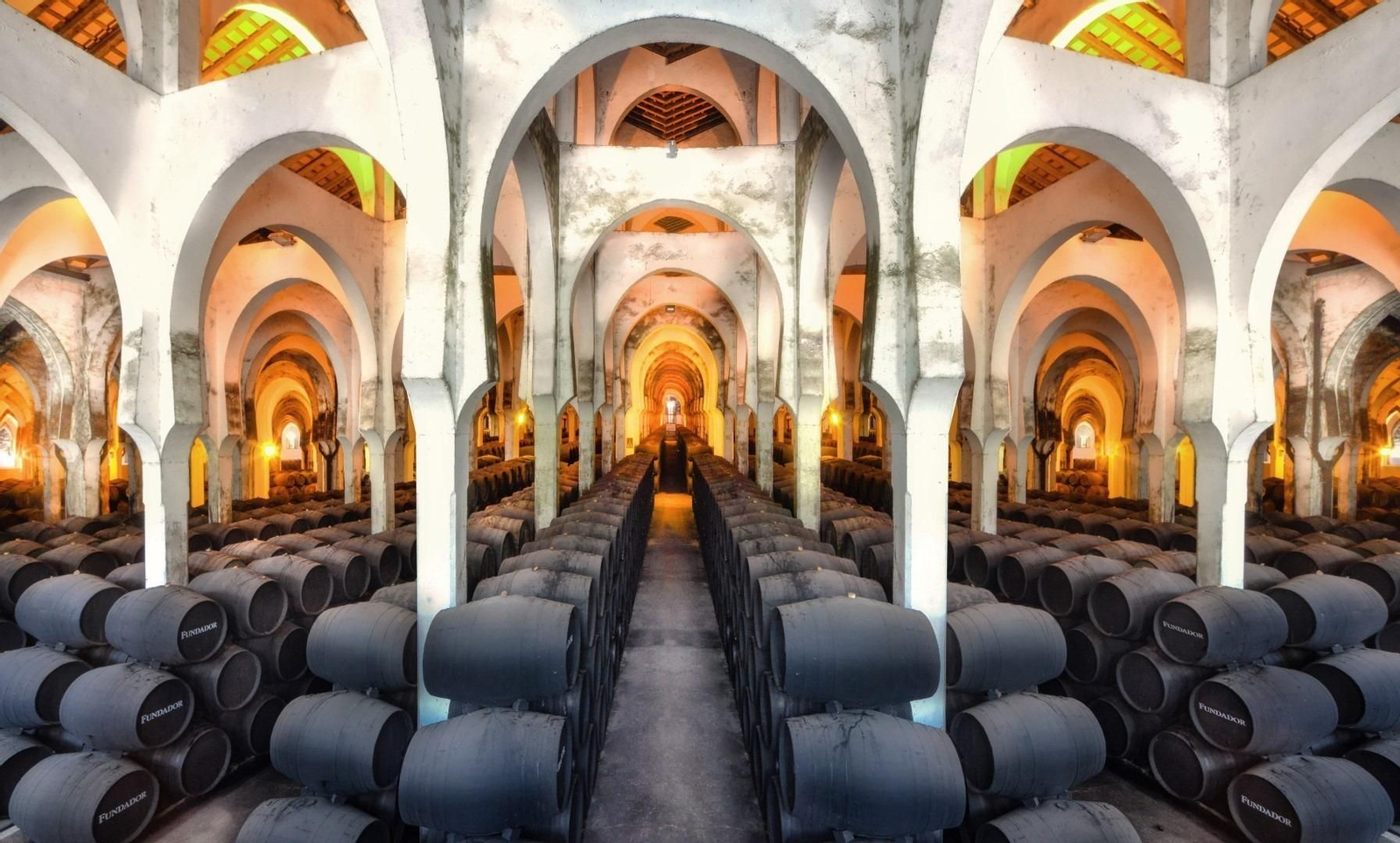 Imagen del interior de una de las bodegas de Fundador en Jerez