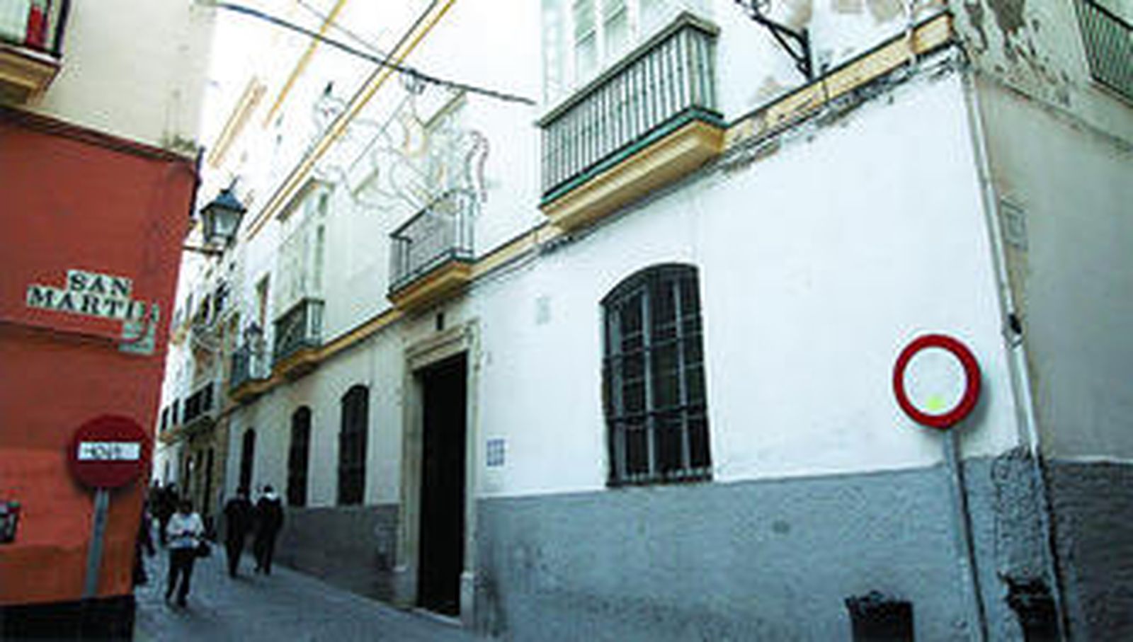 Fachada del colegio San Martín, cuyas plantas baja y primera albergarán una guardería el próximo curso.