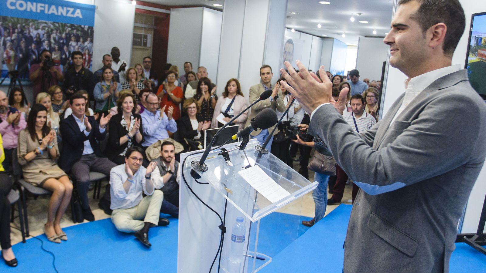 El alcalde recibe el apoyo de su equipo.