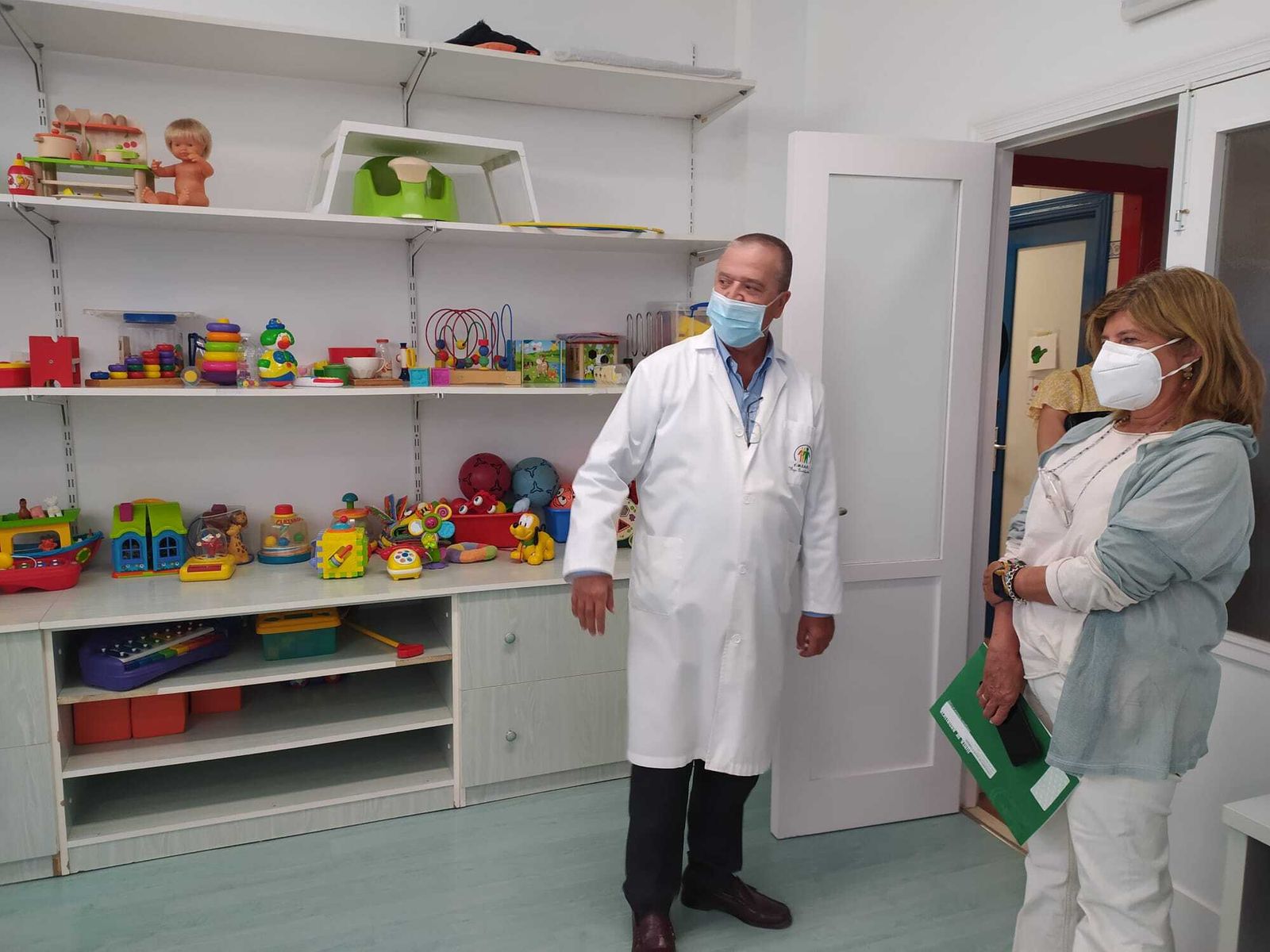 La delegada territorial de Salud y Familias, con el director del Centro de Desarrollo Infantil y Atención Temprana 'Bajo Guadalquivir' durante la visita a las instalaciones.