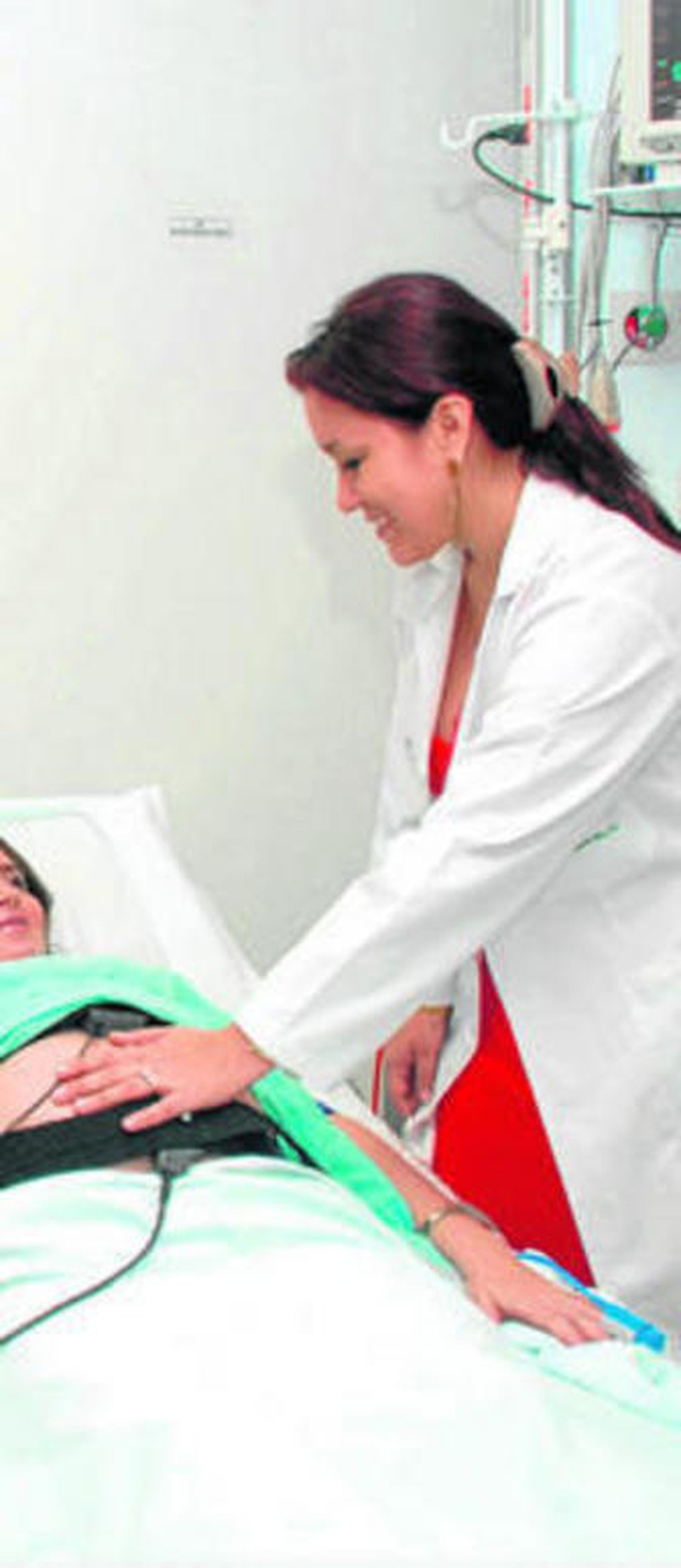 Ecografía abdominal a una paciente.