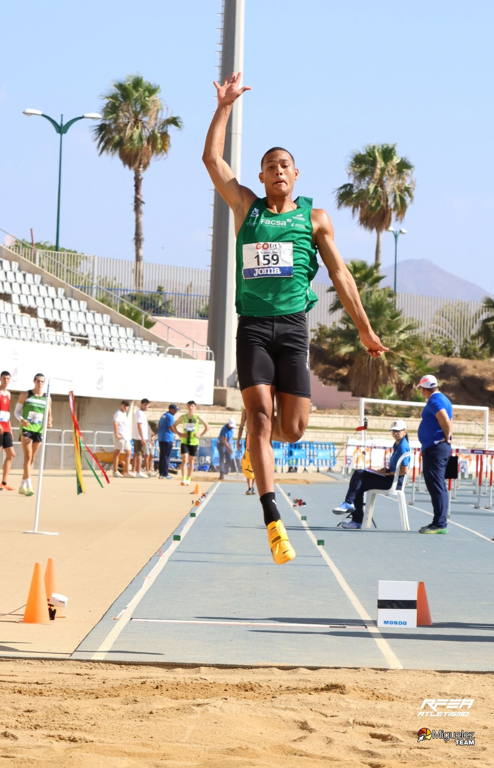 Alejandro Nuñez y el 4x100 del Nerja, campeones de España sub 18 en Málaga