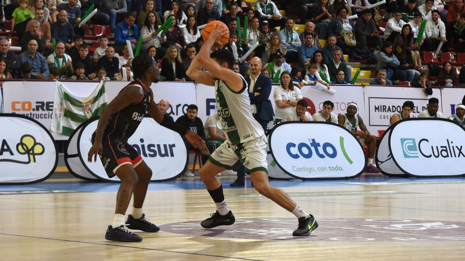 Alberto Moreno sube la bola en uno de los ataques finales del Coto Córdoba ante el Biele ISB.