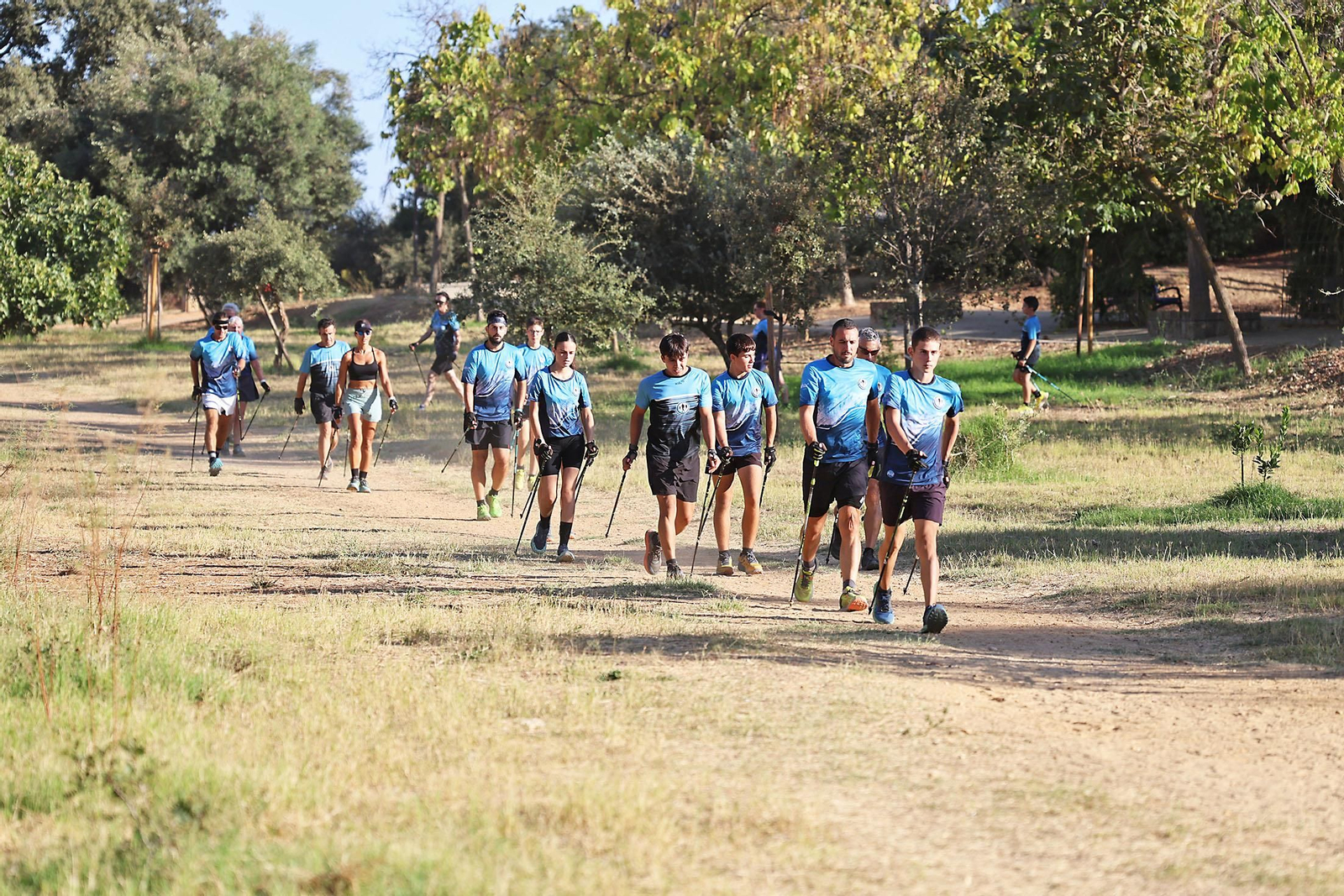 Imágenes de un entrenamiento de marcha nórdica del CD Multideportes