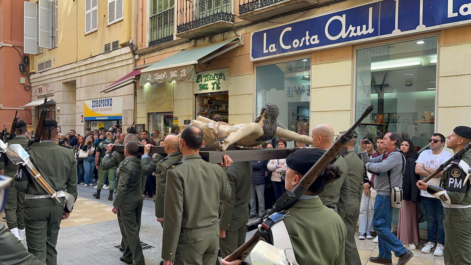 La Brigada de Paracaidista trasladando al Cristo de las Ánimas de Ciegos, en imágenes