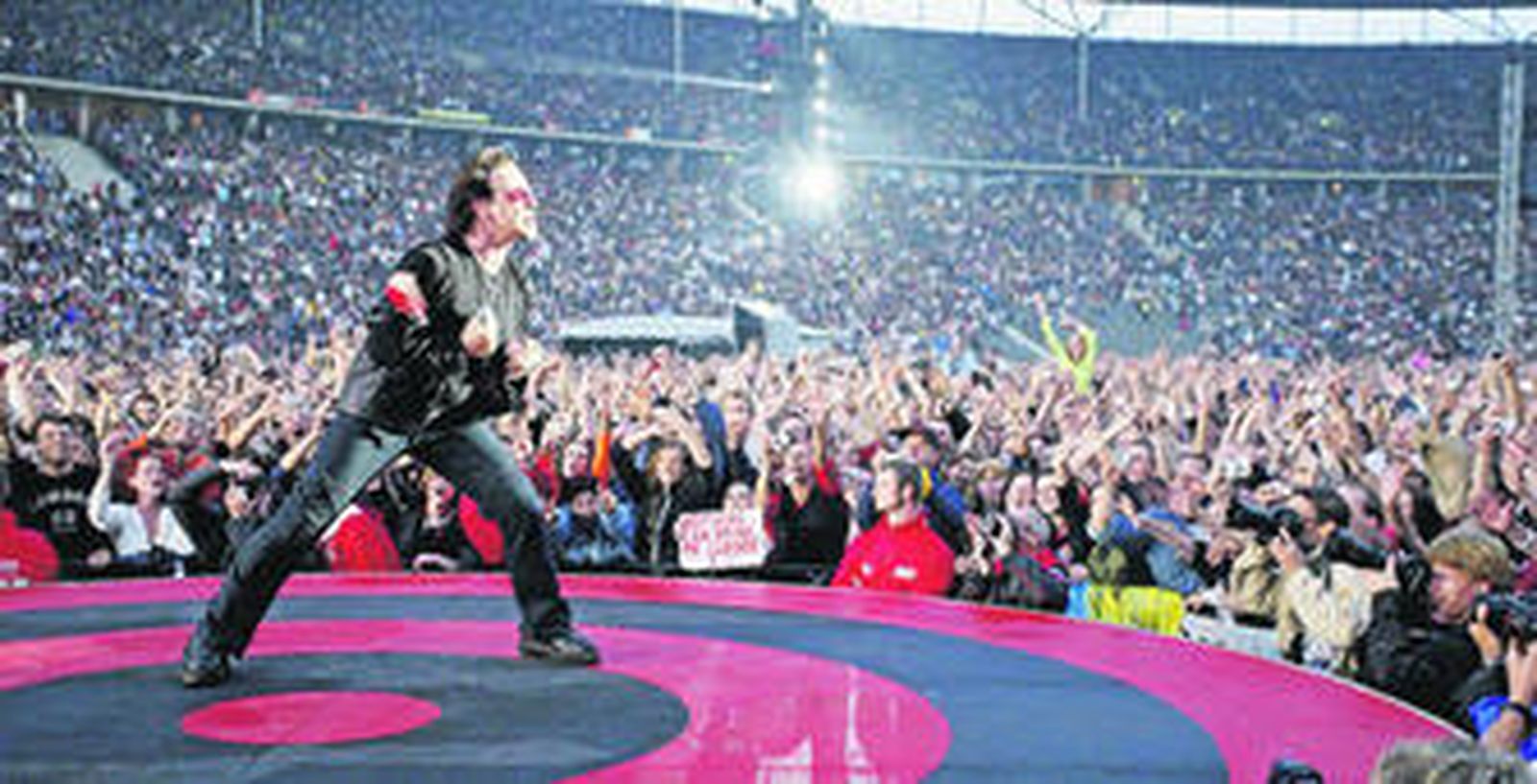 Bono arenga a 60.000 espectadores en Berlín, en junio de 2005, durante el paso del 'Vertigo Tour', su anterior gira, por la capital alemana.