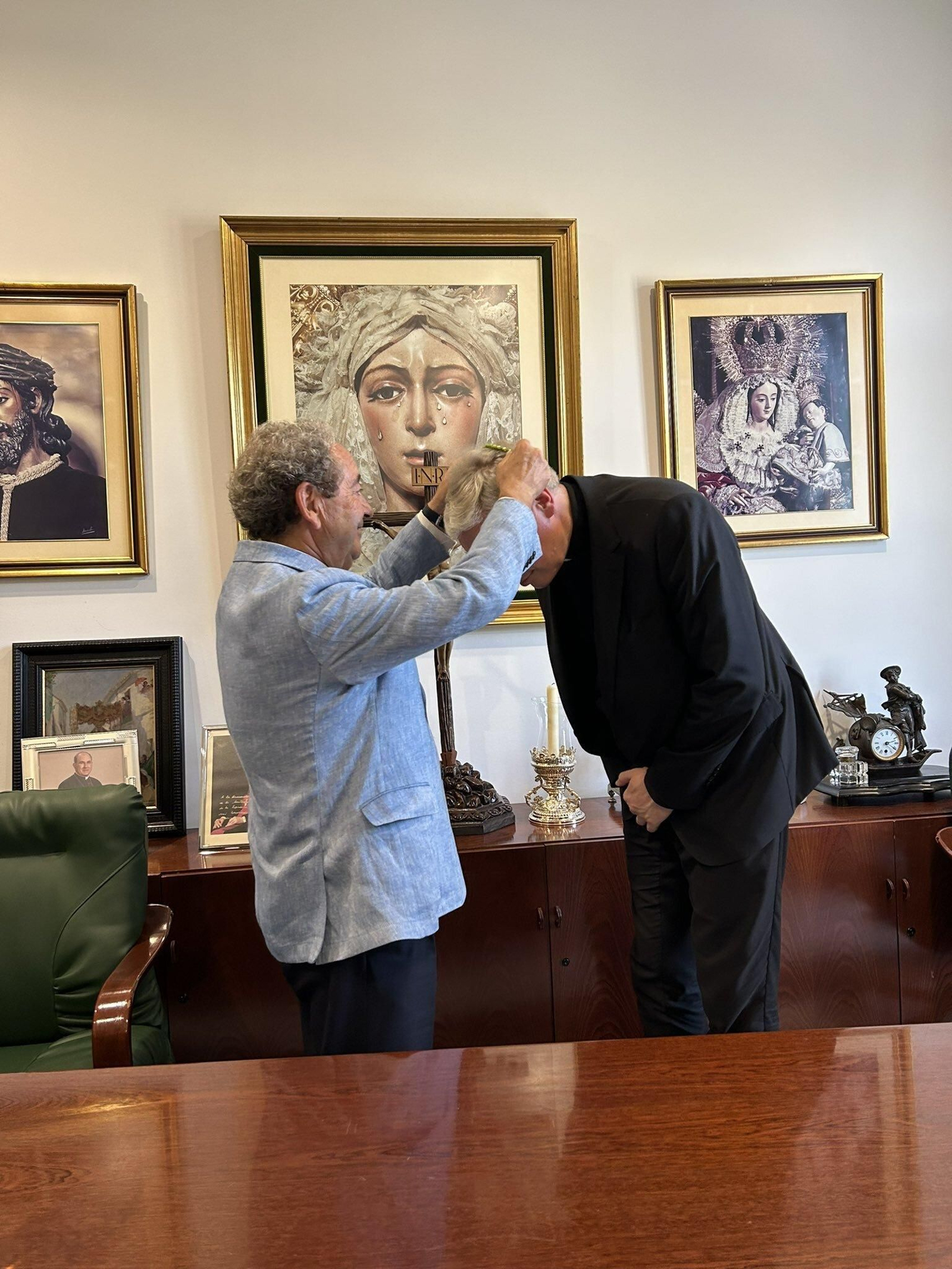 Monseñor Umbers recibe la medalla como hermano de la Macarena