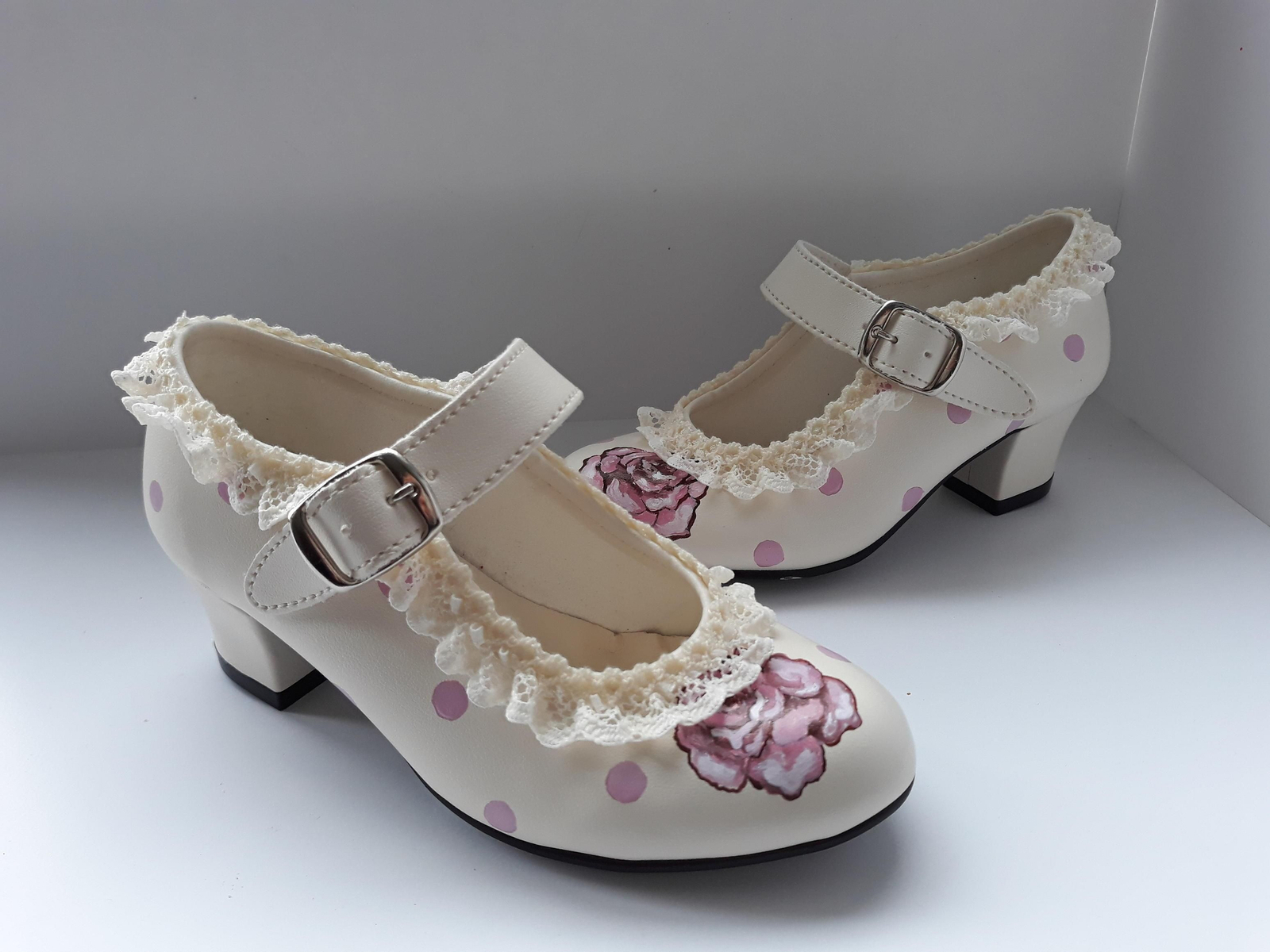 1. La diseñadora Reyes Martín muestra su colección de calzado flamenco. 2. Tacón amarillo con detalle de un capote, borlas y lazo en la parte trasera. 3. Cuñas de esparto con detalles florales.