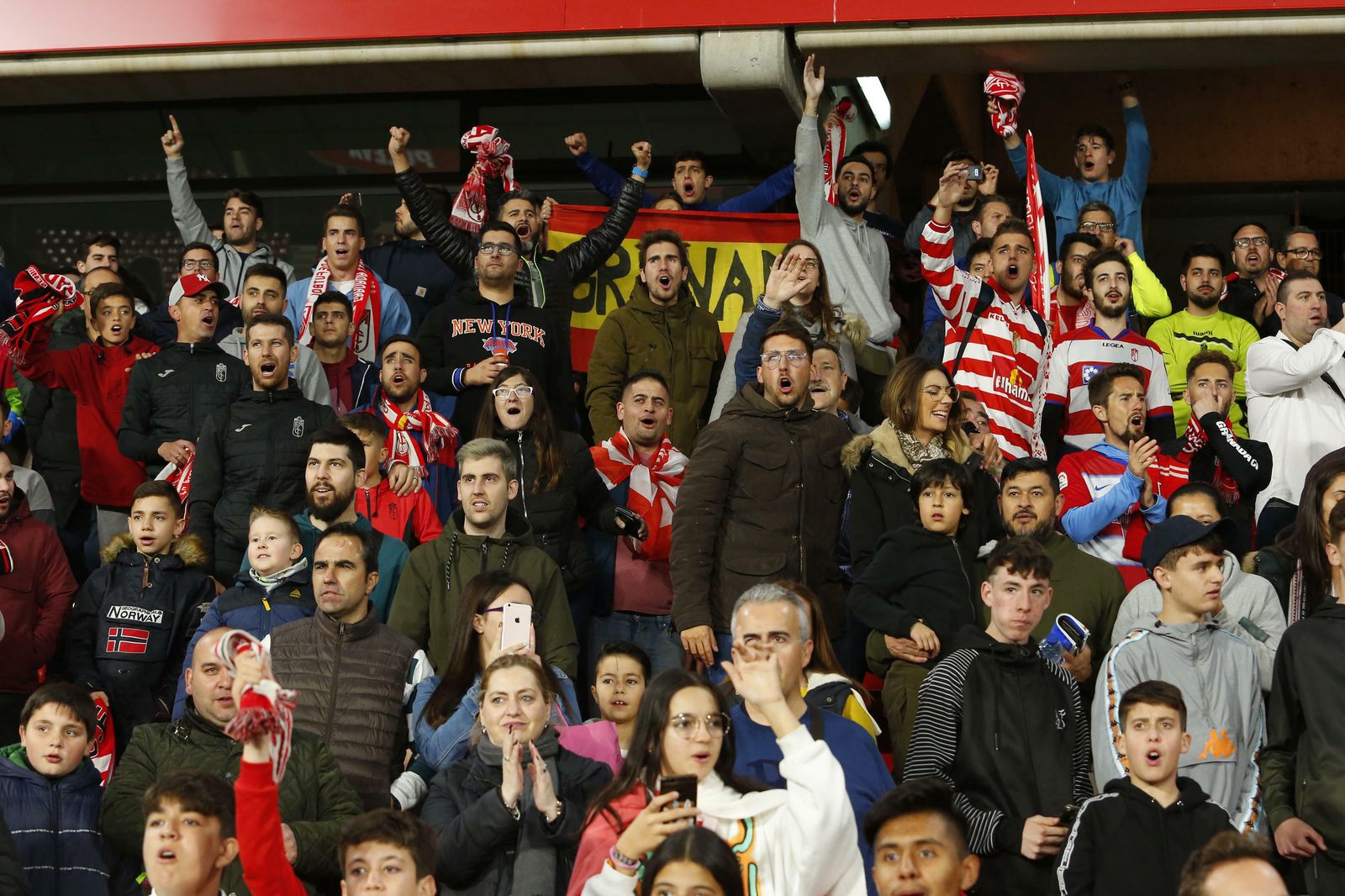 Fotos: la afición 'bendice' al Granada CF en Los Cármenes antes del partido de Copa