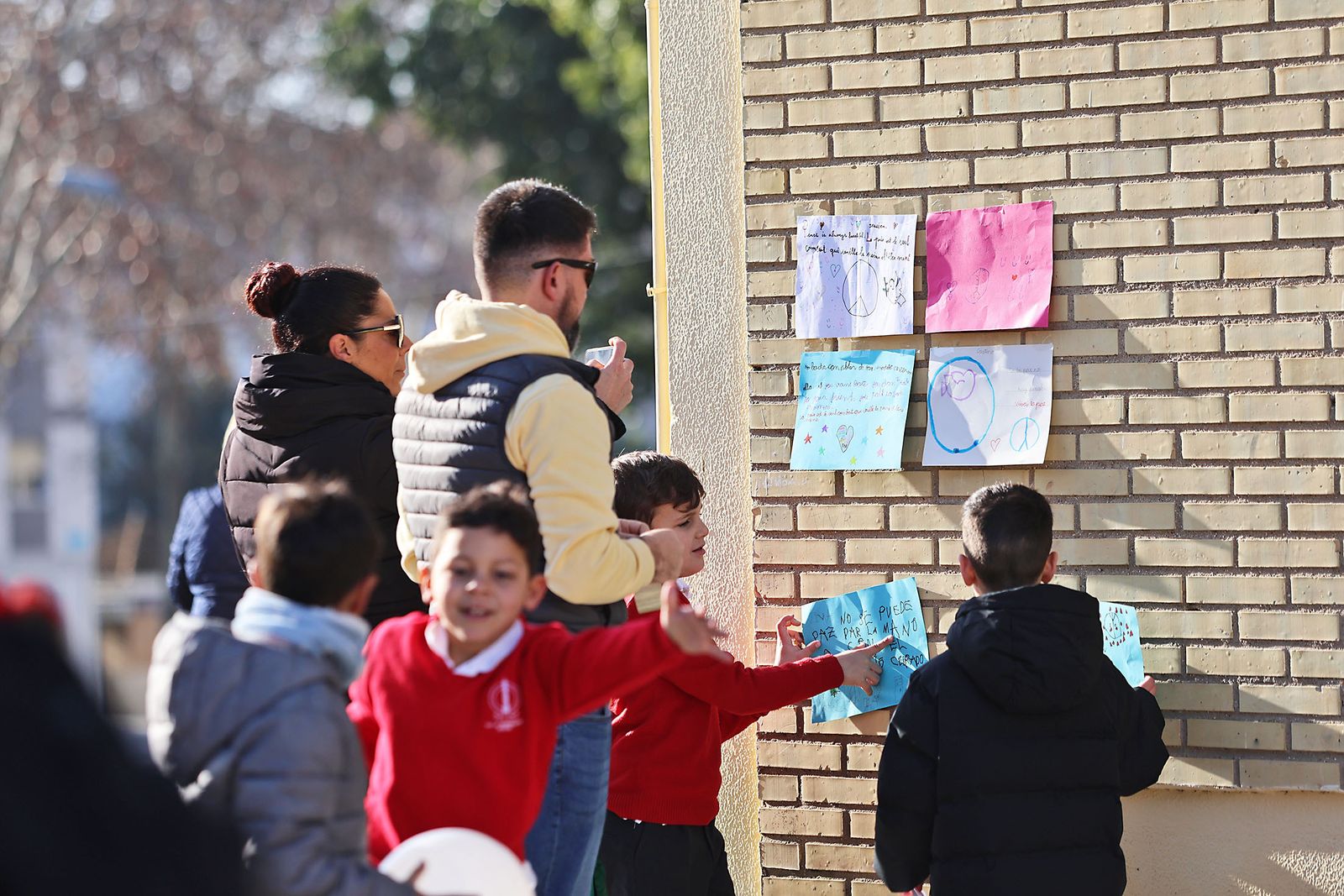 Imágenes del acto del Día a la No Violencia y la Paz del Colegio La Hispanidad
